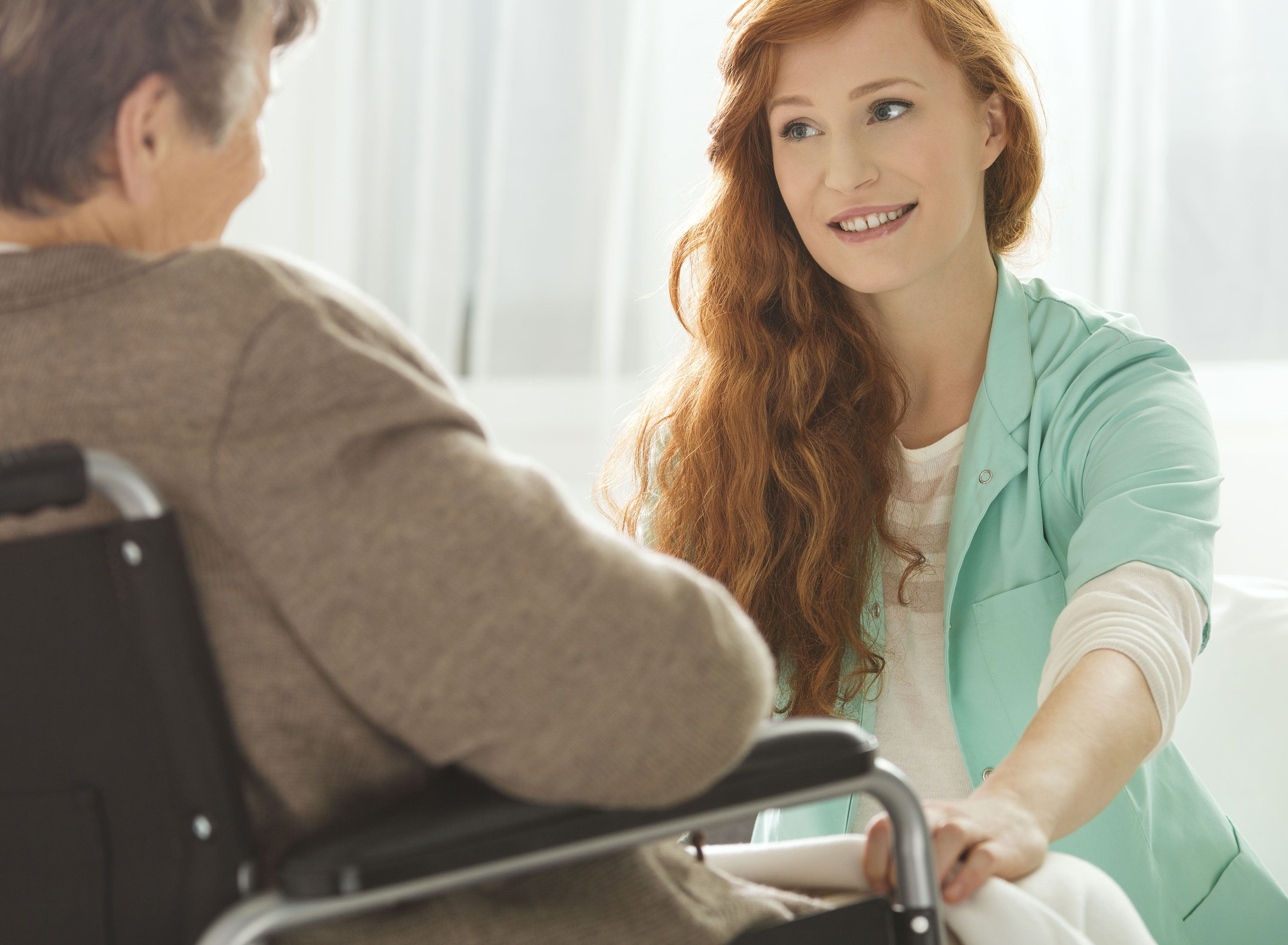 Aide soignante; aide soignante à domicile; jeune femme; personne âgée